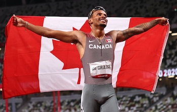 Andre De Grasse se quedó con la prueba de los 200 metros (REUTERS/Lucy Nicholson)