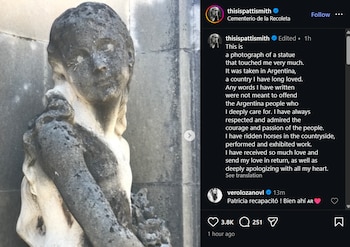 Estatua de piedra erosionada que representa una figura femenina con el cabello largo, con el brazo derecho sobre el pecho. Fondo de pared de piedra