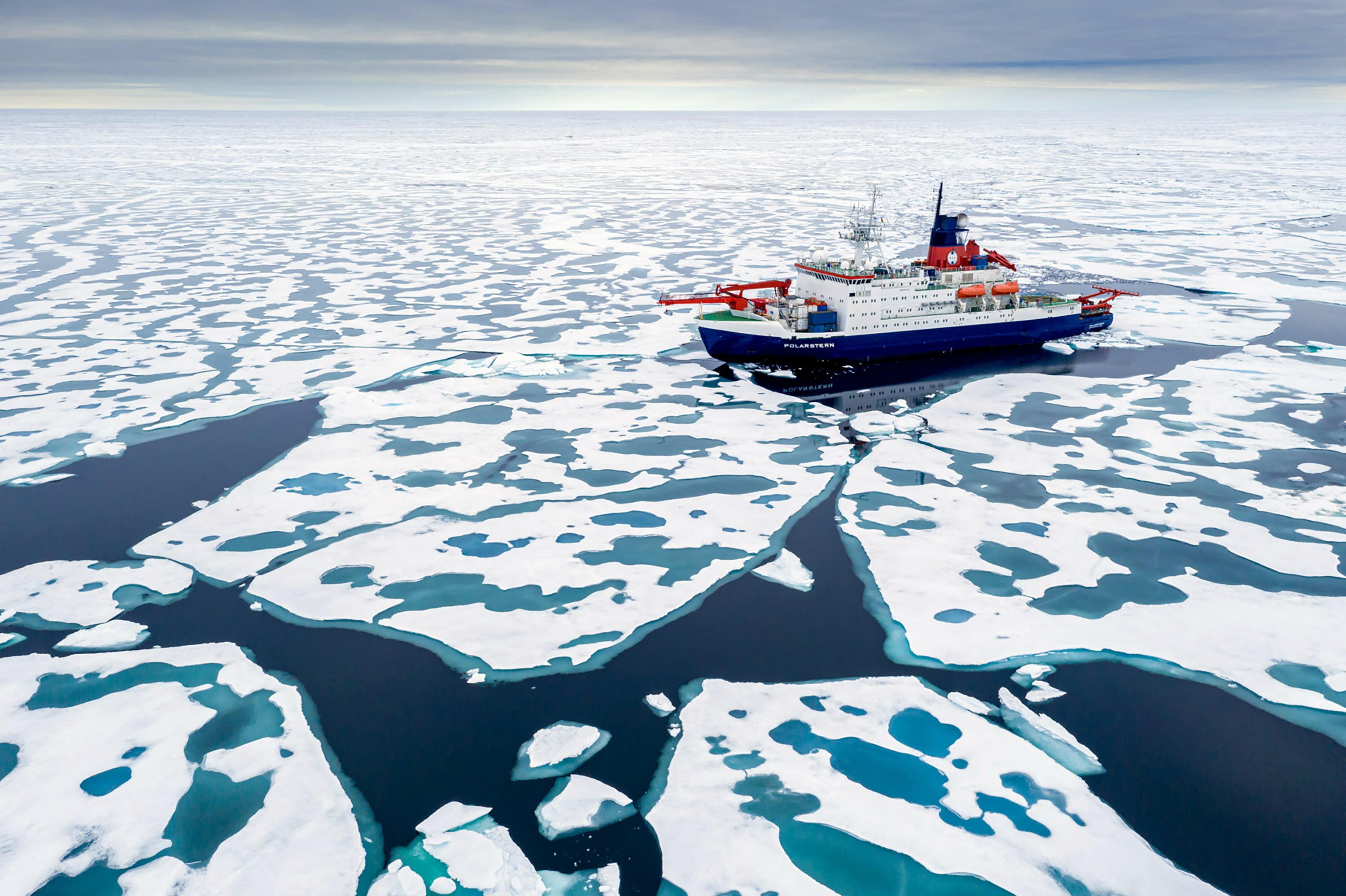 El rompehielos de investigación alemán Polarstern se dirige al Polo Norte a través de una fina capa de hielo en agosto de 2020. (Steffen Graupner/MOSAiC vía The New York Times)