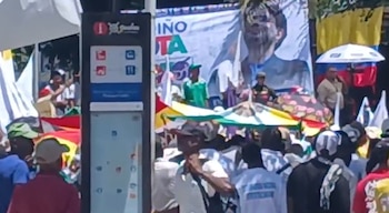 Hombres con prendas del Cneb