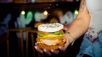 Hacen hamburguesas de sushi con