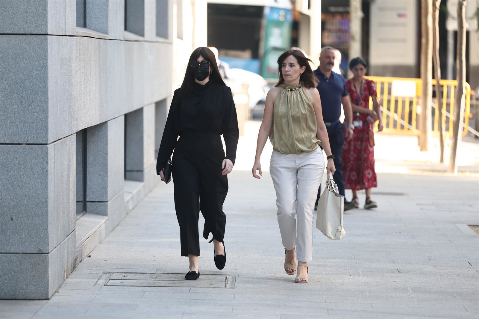 La ex de Ábalos aporta los casi 44.000 euros que cobró sin trabajar de empresas públicas como eventual responsabilidad