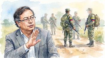 Gustavo Petro con lentes y mano levantada. Detrás, soldados colombianos armados con uniformes camuflados y parches de la bandera.