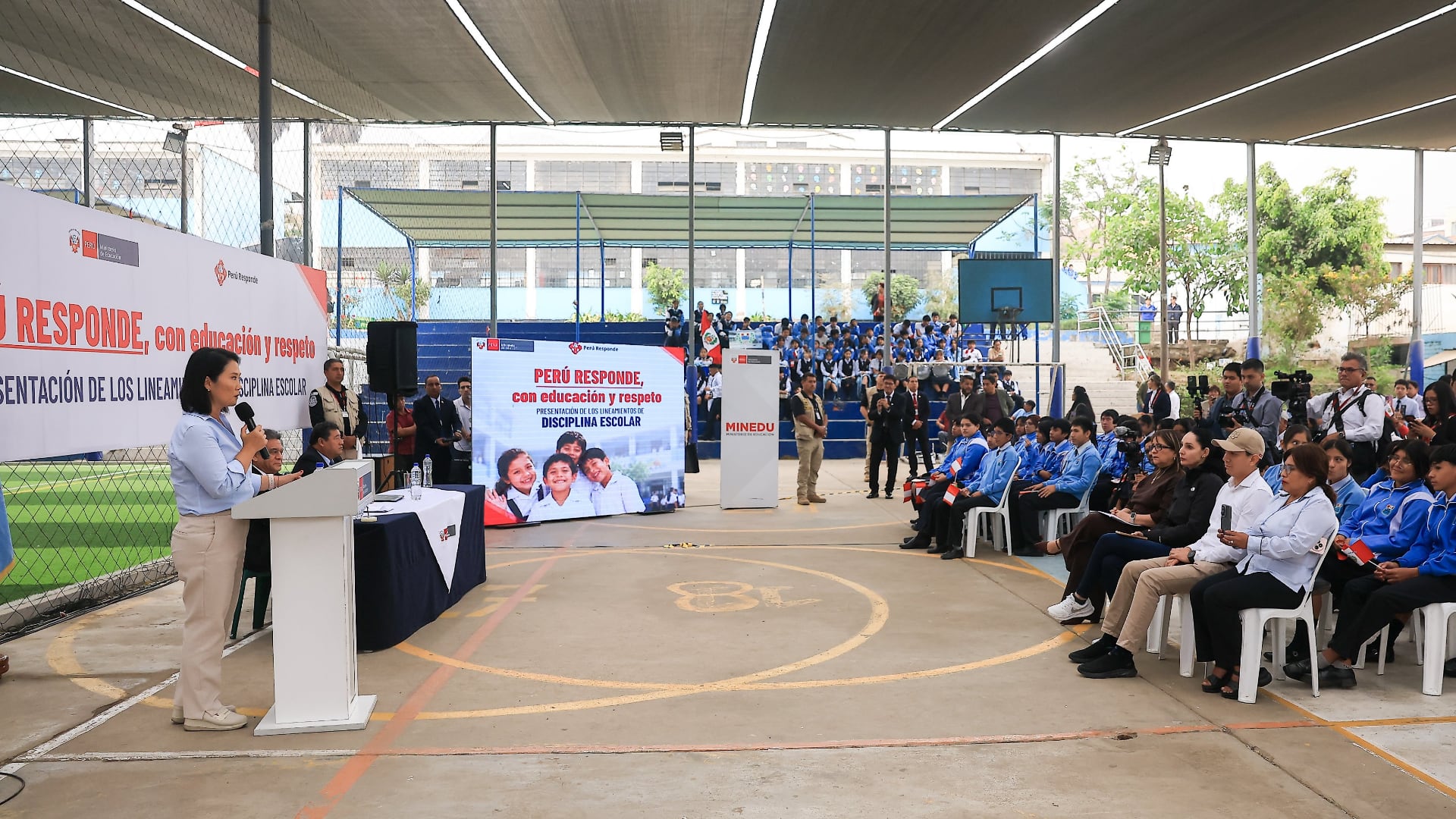 Keiko Fujimori encabeza la presentación de los nuevos lineamientos de disciplina escolar del Ministerio de Educación en un colegio de Perú. (@Ministerio de Educación)