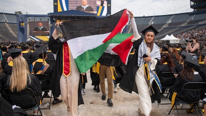 Cerca de 50 estudiantes interrumpieron una ceremonia de graduación de la Universidad de Michigan en protesta por la guerra en Gaza
