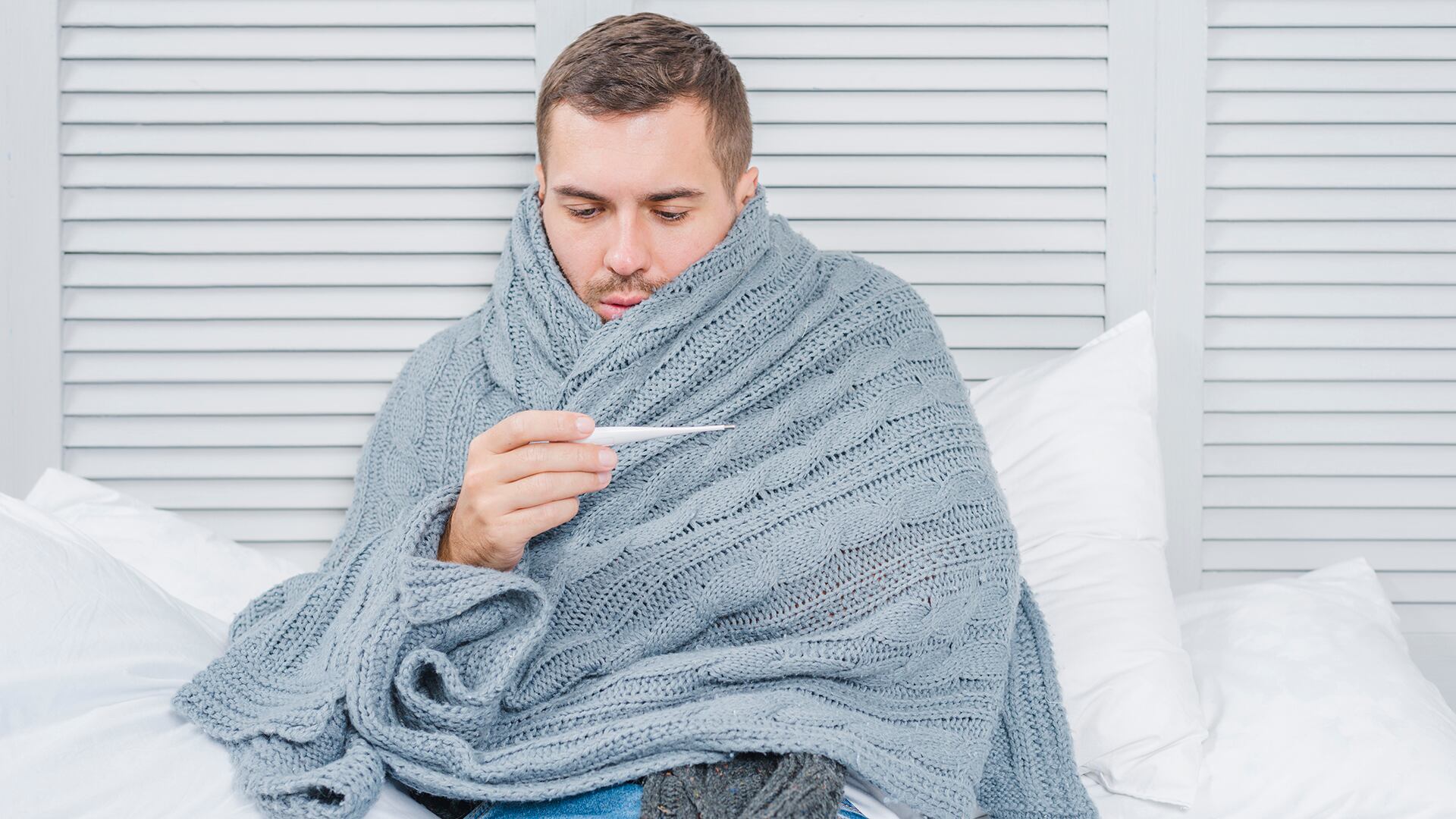 Fiebre, tos con flema y dificultad para respirar son señales habituales de neumonía (Freepik)