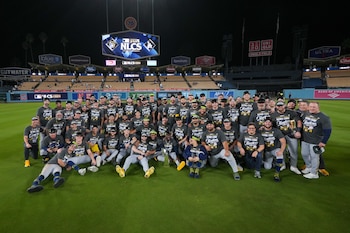 Los Cerveceros de Milwaukee posan para una foto de equipo después del Juego 4 de la Serie de Campeonato de la Liga Nacional en la que barrieron a los Dodgers de Los Ángeles y serán los representantes de la Liga Nacional en la Serie Mundial, el jueves 15 de octubre de 2026, en Los Ángeles. (AP Foto/Gregory Bull)