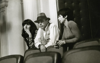Abramović (izquierda) con el artista Joseph Beuys (centro) en Belgrado en 1974.
