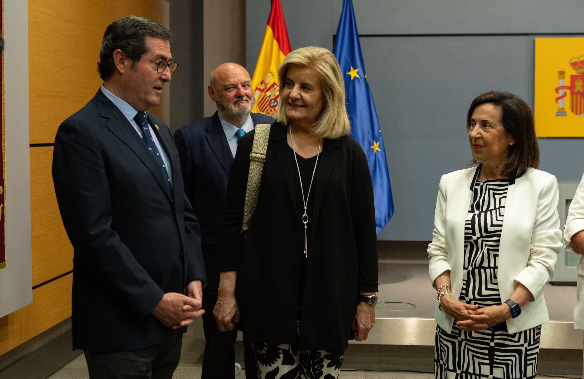 La ministra Margarita Robles (i) junto a Antonio Garamendi y Fátima Báñez (c).