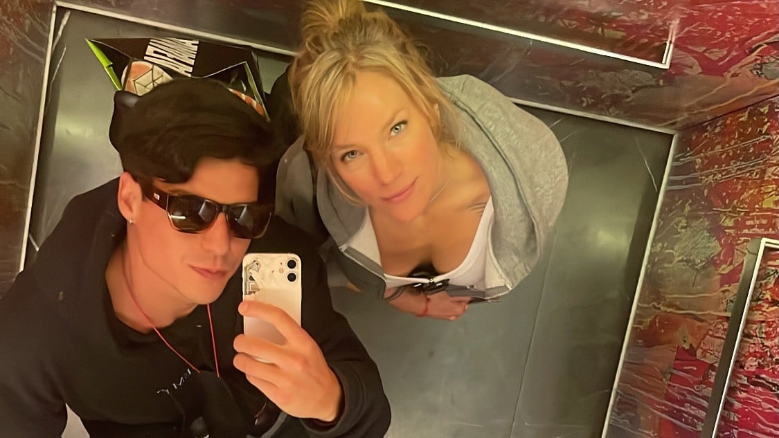 La cantante Virginia Da Cunha posa junto a su pareja mientras se toman una fotografía frente a un espejo.
