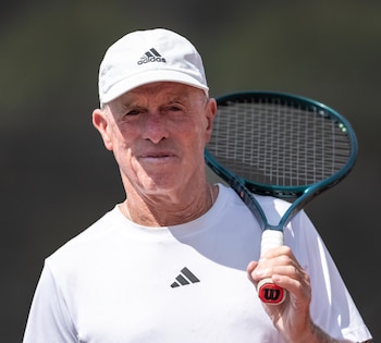 Mark Orwig, un entrenador de tenis de 73 años del área de la Bahía de San Francisco, se unió a pacientes con cáncer de piel de todo el mundo para probar una vacuna experimental contra el cáncer desarrollada con ARN mensajero. (Paul Kuroda/ The Washington Post)