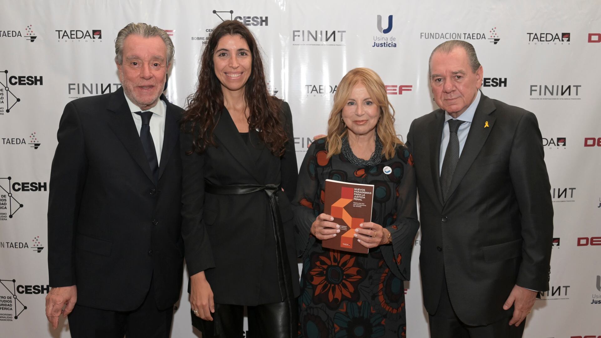 Las autoras del libro, María Jimena Molina y Diana Cohen Agrest, junto a Mario Montoto, presidente de la editorial TAEDA y a Gustavo Gorriz, director de TAEDA