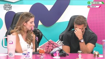 Gia Meier lee un cuaderno rosa frente a un micrófono mientras Christian Meier cubre su rostro con la mano en un estudio