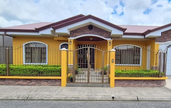 Expertos en vivienda consideran que el principal reto del país no es construir más casas, sino aumentar la oferta de proyectos verdaderamente accesibles para la mayoría de los hogares costarricenses. Crédito: Propiedades en San Carlos