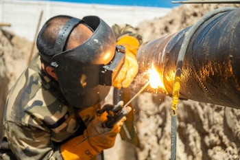 Un técnico trabaja en la