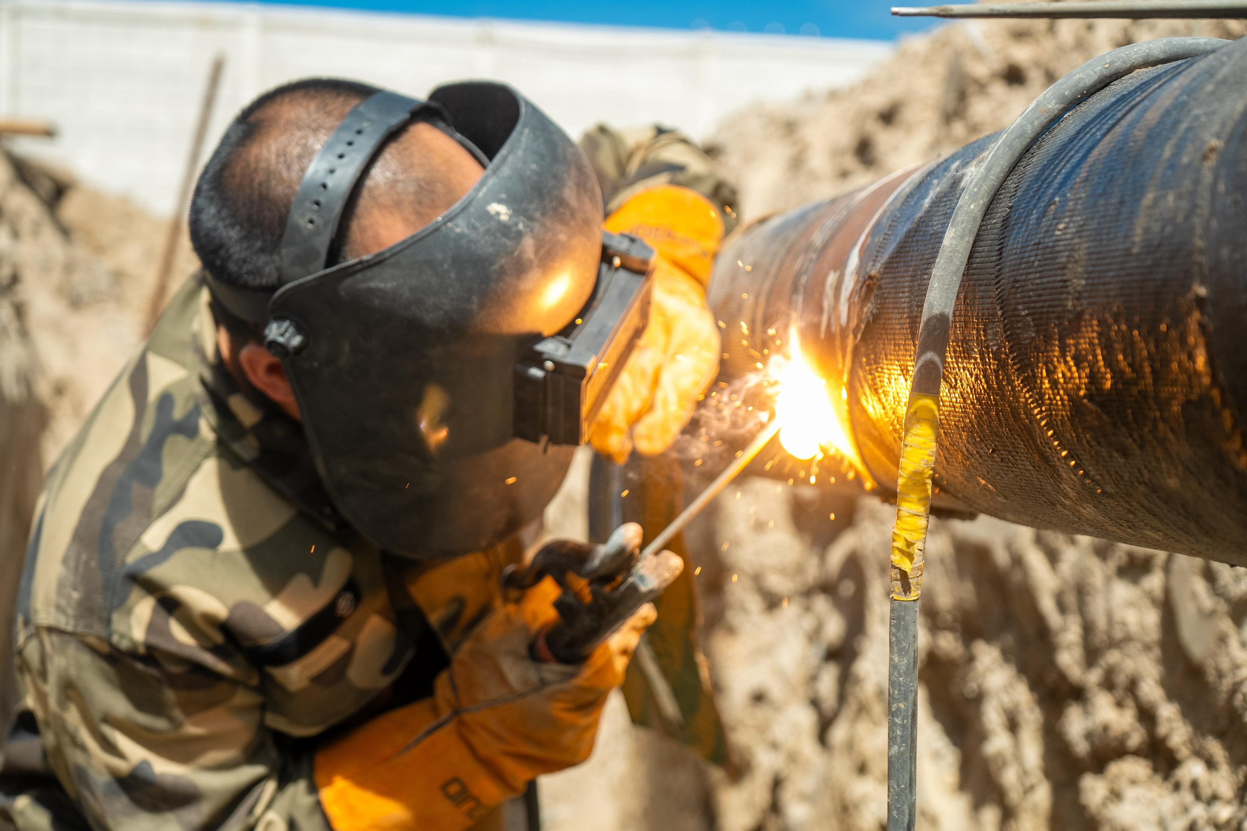 Un técnico trabaja en la conexión eléctrica que dará vida a la nueva Planta Potabilizadora de Ilopango./(Redes de Anda)