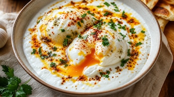 Huevos turcos: cómo preparar la receta tradicional con yogur cremoso y mantequilla especiada