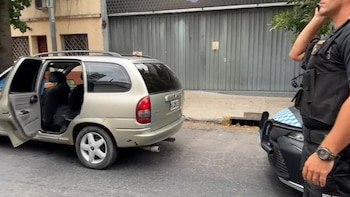 Extraño episodio en Almagro: una policía baleó a tres hombres con los que viajaba en un auto de aplicación