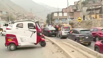 La protesta se concentró en el tramo de bajada hacia la avenida Revolución, identificado por residentes como un punto crítico por la velocidad del transporte pesado - Créditos: Captura de pantalla de Latina.