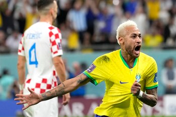 Neymar celebra tras anotar el primer gol de Brasil en el partido contra Croacia por los cuartos de final del Mundial, el viernes 9 de diciembre de 2022, en Rayán, Qatar. (AP Foto/Andre Penner)