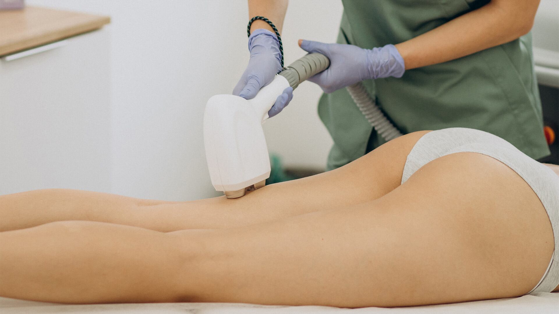 La tecnología aplicada a la estética corporal permite abordar zonas y problemas que antes solo se trataban con cirugía (Freepik)