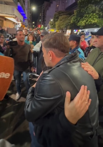 La fanática se emocionó al