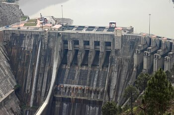 Presa de Baglihar, también conocida como Proyecto de Energía Hidroeléctrica de Baglihar, en el río Chenab, que fluye desde la Cachemira india hacia Pakistán, en Chanderkote, en la región de Jammu, 6 de mayo de 2025. REUTERS/Stringer