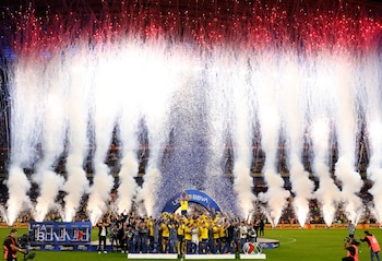 Soccer Football - Liga MX - Final - Second Leg - Monterrey v America - Estadio BBVA, Monterrey, Mexico - December 15, 2024 General view of America's Henry Martin lifting the trophy after winning the championship of Liga MX for the third time, first since 1985 REUTERS/Daniel Becerril