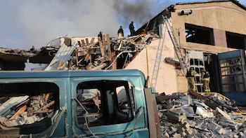 Un muerto y diez heridos en un ataque ruso en un bombardeo en Járkov, Ucrania