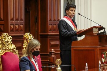 Pedro Castillo junto a María