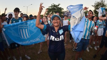Hinchas de Racing copan Paraguay