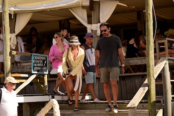 Junto a sus amigos pasan