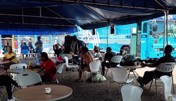 La Municipalidad dispone de 102 espacios nocturnos y trabaja con organizaciones sociales para brindar alimentación, baños y atención médica. Crédito: Captura video MSJ