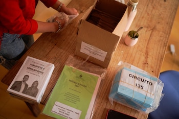 Un trabajador monta un colegio electoral para unas elecciones presidenciales (REUTERS/Ana Ferreira)