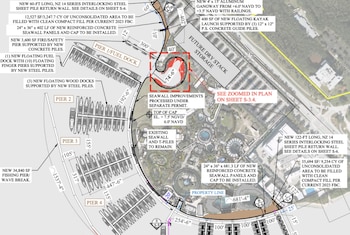 Plano de ingeniería de una marina con cuatro muelles para embarcaciones, áreas de almacenamiento, líneas de propiedad y texto descriptivo de las obras