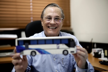 El gerente de la empresa de transporte La Tapachula, Rodrigo Castro explicó que ante la escasez de conductores en Costa Rica se llevaron a cabo reuniones con autoridades de Gobierno, la OIM y la Cámara de Transportistas, en las cuales descubrieron que en El Salvador hay un mercado de conductores de buen nivel desempleados. EFE/ Jeffrey Arguedas.