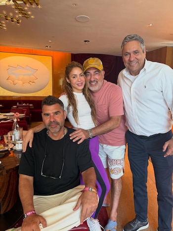 Shakira y Antonio de la Rúa aparecen juntos tras 16 años de su separación, durante una reunión en la que también estuvo presente Tonino Mebarak - crédito @george_n_nader/ Instagram