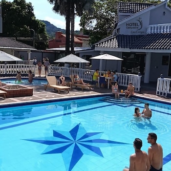 El hotel ofrece habitaciones cómodas, zonas VIP, piscinas y restaurante, además de la opción de pasadía con alimentación y asados de barril los domingos - crédito @hotelcampestreyj/ Instagram