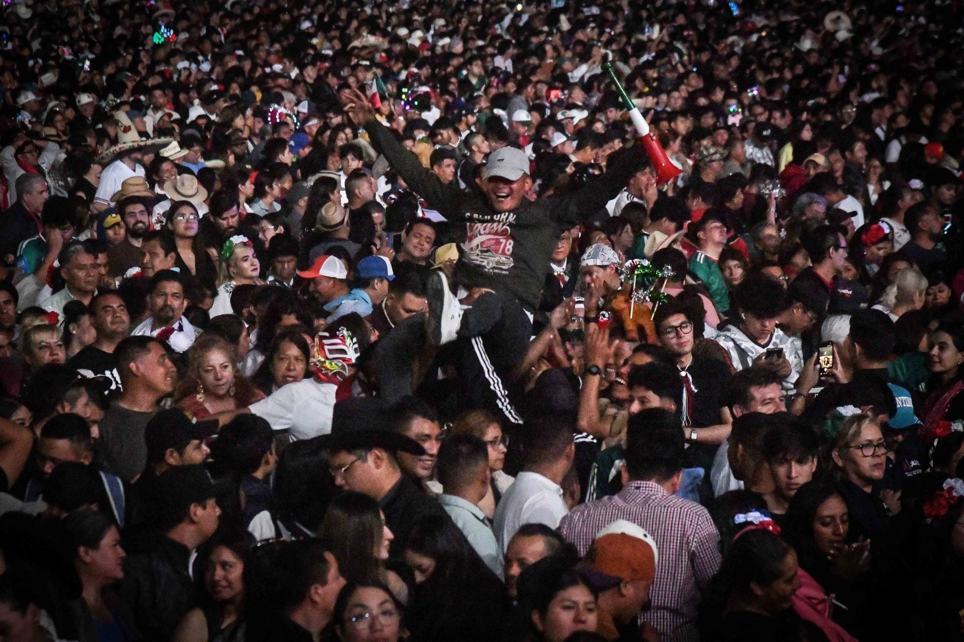 CIUDAD DE MÉXICO, 15SEPTIEMBRE2026.- Miles de personas se dieron cita en el zócalo capitalino para presenciar el Grito de Independencia en el marco del 216 Aniversario.FOTO: MARIO JASSO/CUARTOSCURO.COM