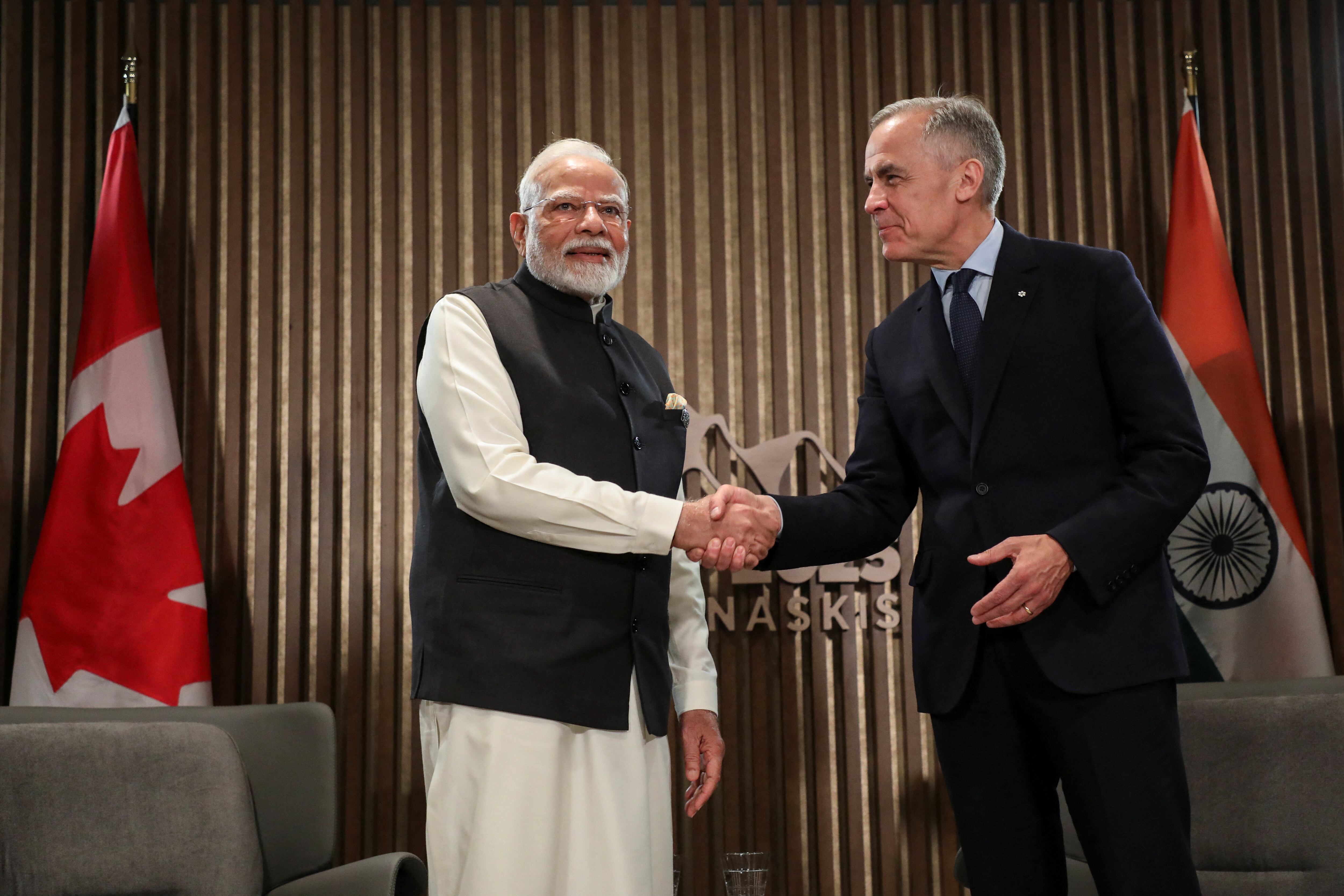 El primer ministro indio, Narendra Modi, estrecha la mano del primer ministro canadiense, Mark Carney, durante una reunión bilateral celebrada en el marco de la Cumbre de Líderes del G7 en Canadá (REUTERS/Amber Bracken/ARCHIVO)