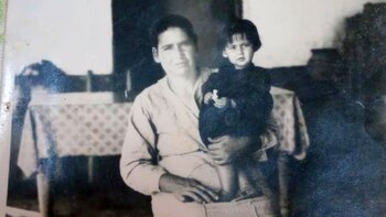 Adelina Carrión en brazos de