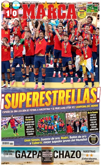 Portada del diario Marca con el titular '¡SUPERESTRELLAS!'. Jugadores españoles de fútbol celebran. Trofeo, medallas, banderas y texto '1-0'