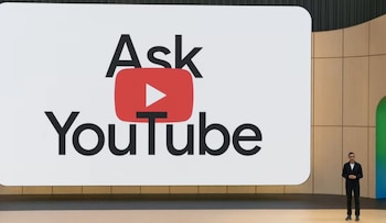 Sundar Pichai, vestido de negro, de pie en un escenario frente a una gran pantalla blanca que muestra el texto "Ask YouTube" y el logo de YouTube