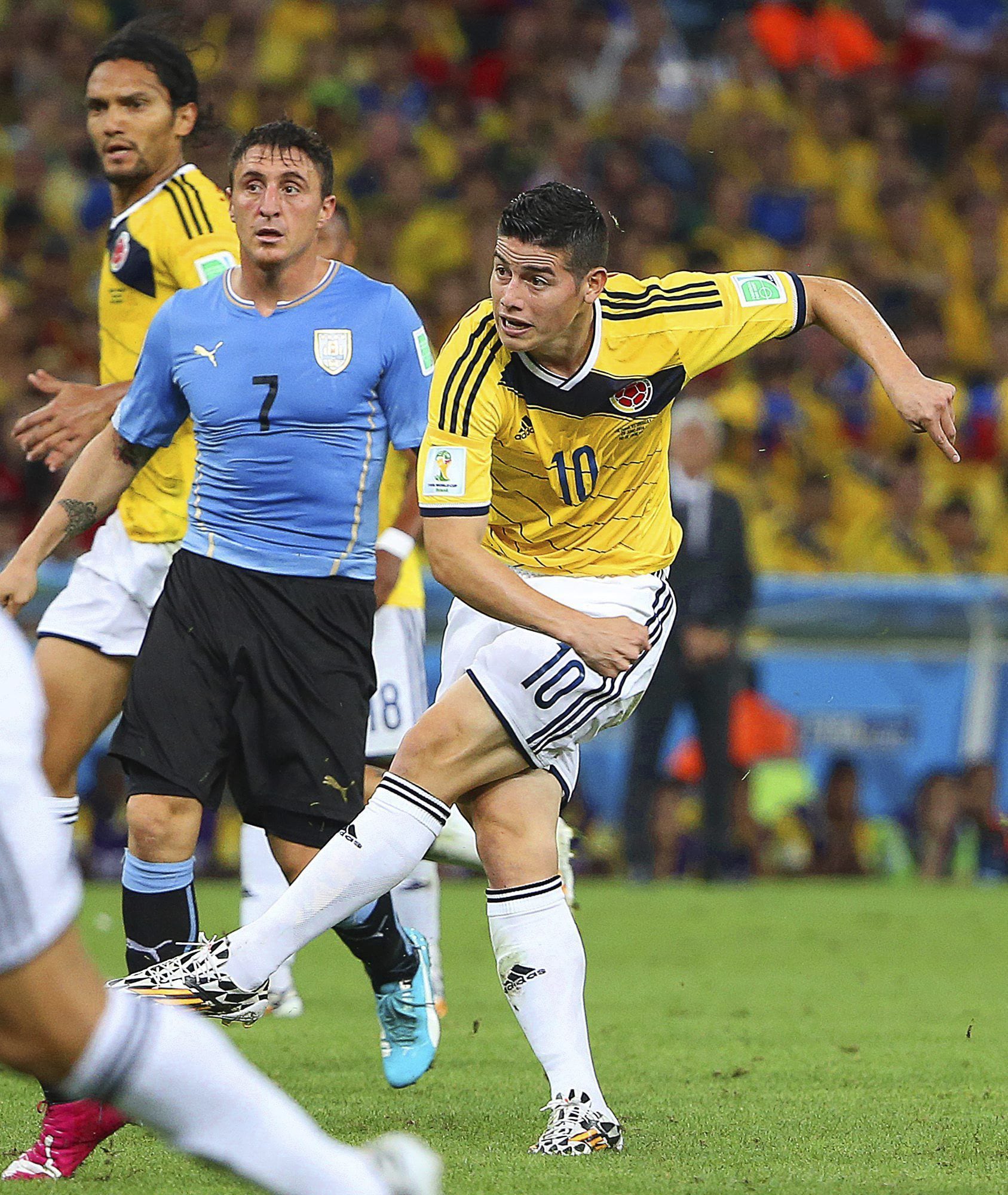 El momento en el que James Rodríguez define de media distancia ante Uruguay, para la selección Colombia en el Mundial de Brasil 2014 - crédito Oliver Weiken/EFE