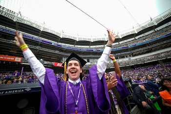 Estudiantes celebran durante la ceremonia de graduación de la Universidad de Nueva York (NYU) en el Yankee Stadium, en el distrito del Bronx de la ciudad de Nueva York. REUTERS/Eduardo Muñoz