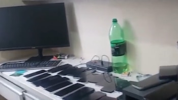 PNP incautó varios celulares robados que habrían sido usados para estafar y extorsionar a las víctimas. (Captura video: Cuarto Poder)