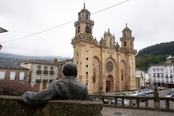Estatua de Álvaro Cunqueiro mirando