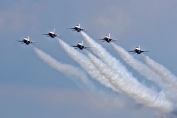 Los organizadores del Air Show recomiendan protección auditiva para niños menores de cinco años por el volumen de las maniobras aéreas cercanas (USA TODAY Sports)