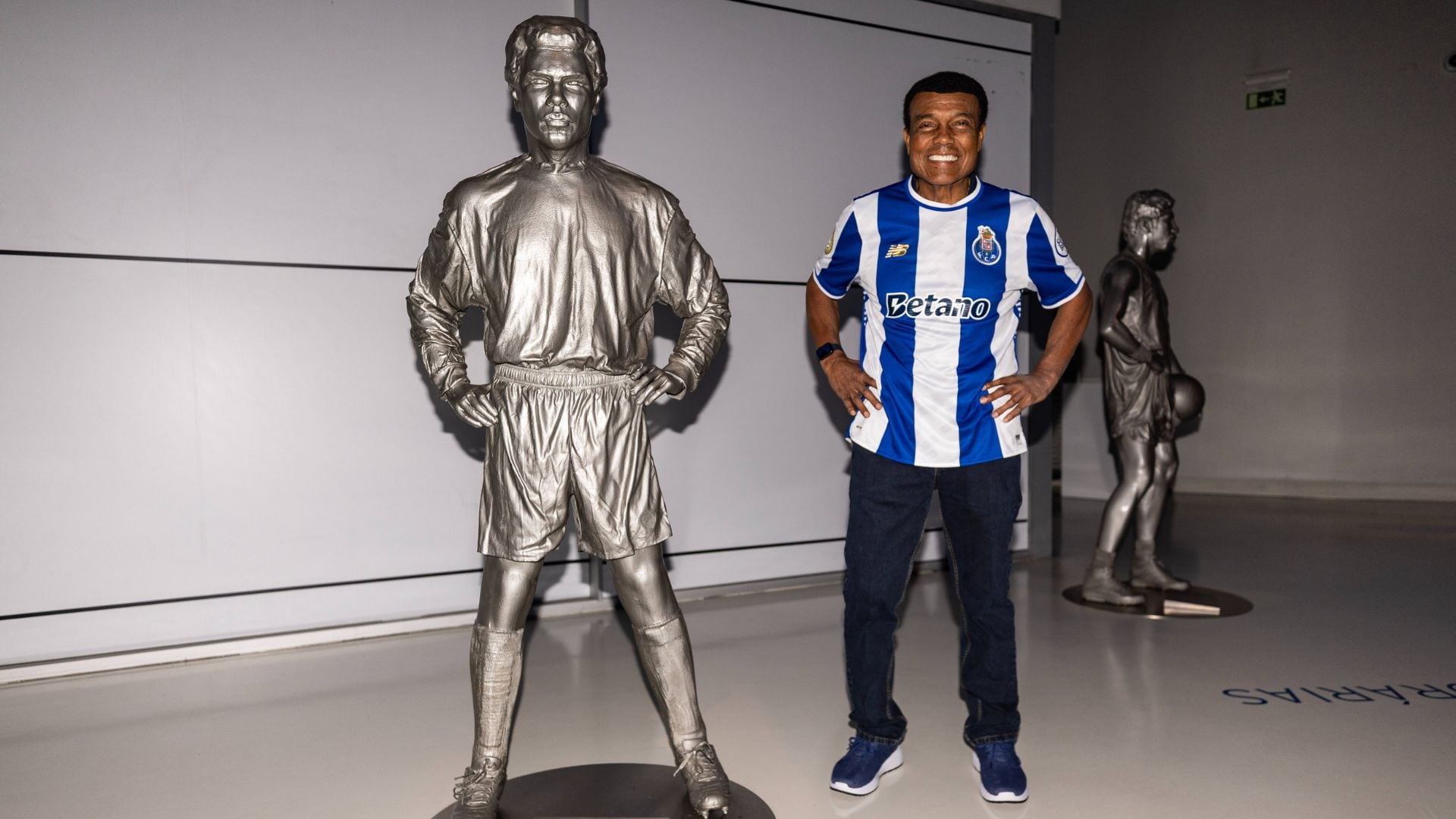 Teófilo Cubillas junto a su estatua en el Museo del FC Porto. - Crédito: @FCPorto