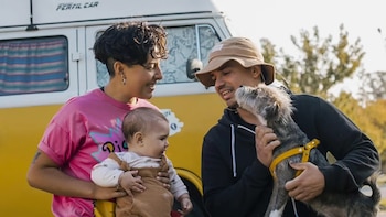 La pandemia los unió en plena ruta: cómo es la vida de la pareja argentina que dejó todo para vivir en una combi y recorrer el mundo en familia